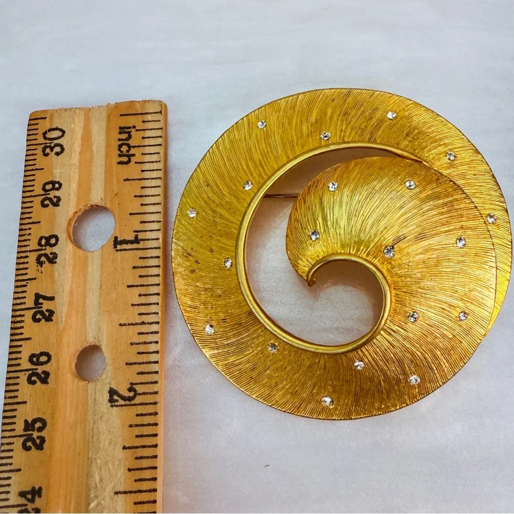 Beautiful vintage brushed goldtone, bling, brooch, pin